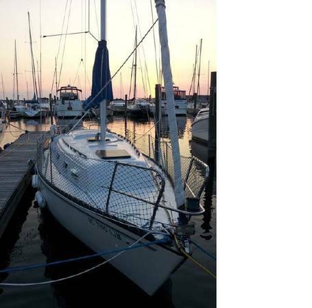 1982 Hunter 27  27 Sailboats